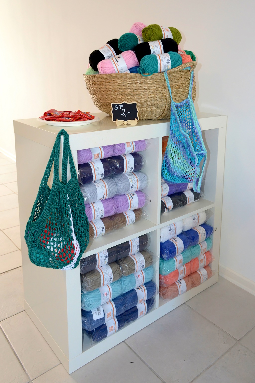 Warenpräsentation Wolle Nähmaschinen Breitenbach Göttingen 02